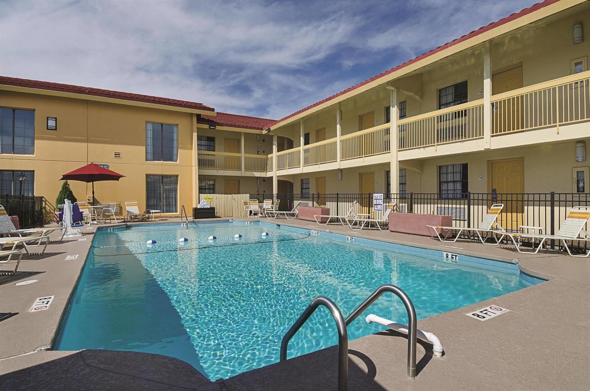 Baymont By Wyndham Greenville Woodruff Rd Exteriör bild